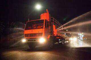 Caminhão pipa aplicando hipoclorito de sódio em rua da Capital. (Foto: Divulgação/PMCG)