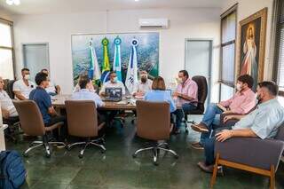 Reunião realizada entre membros do executivo municipal e representantes da empresa (Foto: Divulgação)