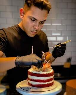 Bruno preparando um dos bolos queridinhos do clientes, o Red Velvet. (Foto: Arquivo Pessoal)