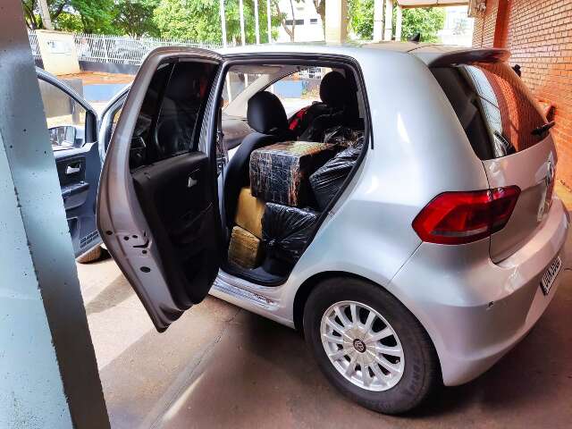 Irm&atilde;os s&atilde;o presos com meia tonelada de droga em carro roubado