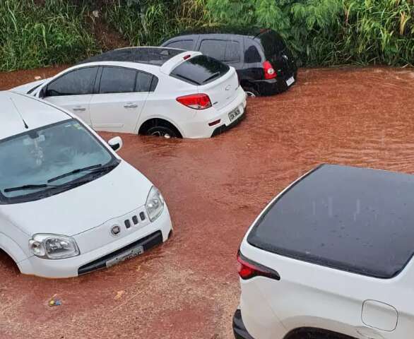 Chuva r&aacute;pida volta a causar preju&iacute;zos e alagar &aacute;rea nobre de Campo Grande