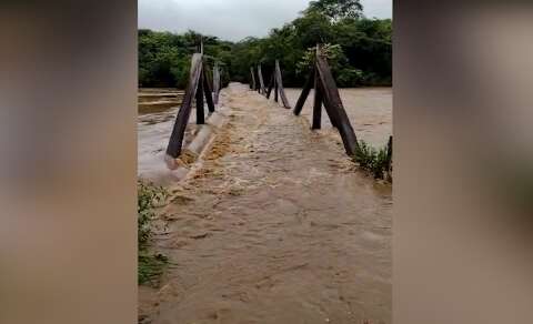 Ponte sobre o Rio Coxim fica alagada depois de chuvas fortes