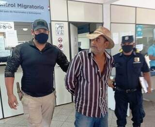 Antônio é conduzido por policiais paraguaios no momento da expulsão. (Foto: Divulgação)