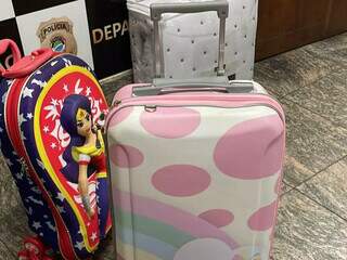 Bolsas e mochilas foram recuperadas nesta terça-feira (1). (Foto: Direto das Ruas)
