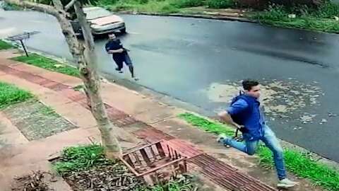 Jovem consegue fugir a pé de assaltantes em carro no Jardim Montevideu