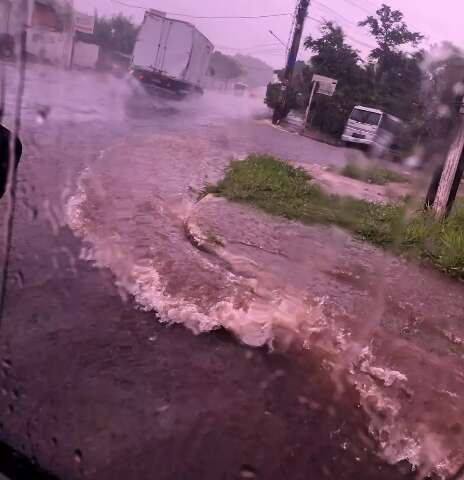 Pancada de chuva provoca alagamento em avenida no Bairro Monte Castelo