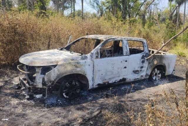 Caminhonete usada em ataque a traficantes da fronteira &eacute; achada queimada