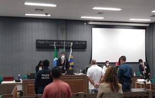 Juiz Carlos Alberto Garcete lê a sentença condenatória ao réu. (Foto: Mirian Machado)