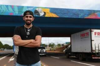 Artista Matheus do Carmo no viaduto da UFMS (Universidade Federal de Mato Grosso do Sul) (Foto: Divulgação/Sectur)