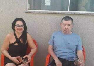 Na varanda de casa, mãe e pai da Daniele reunidos. (Foto: Arquivo Pessoal)
