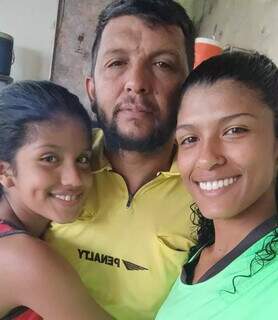 Fernando com as filhas Isabely e Fernanda. (Foto: Arquivo Pessoal)