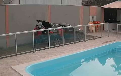 Imagens mostram a&ccedil;&atilde;o de bandidos em cativeiro ap&oacute;s sequestro em escola