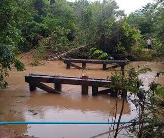 Ponte sobre o Rio Taquarussu, na MS-142, alagada. (Foto: Reprodução/Infoco MS)