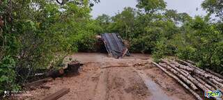 Ponte sobre o Rio Coxim foi levada pelas águas, entre Camapuã e São Gabriel. (Foto: Reprodução/Idest)