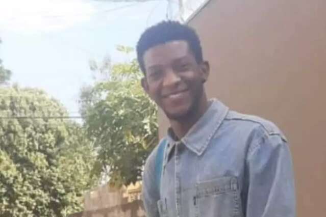 Motociclista morre depois de ser atingido por caminhonete