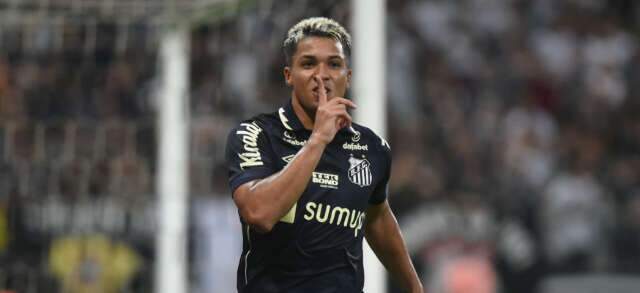 Santos vence o Corinthians de virada, com 2 gols de Marcos Leonardo 