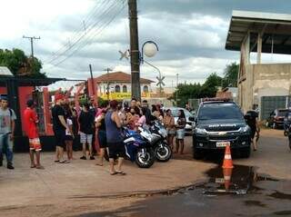 Movimentação em frente à loja onde garagista foi executado ontem, em Ponta Porã. (Foto: Direto das Ruas)