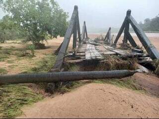 Ponte em região de Areado ficou destruída. (Foto: Direto das Ruas)