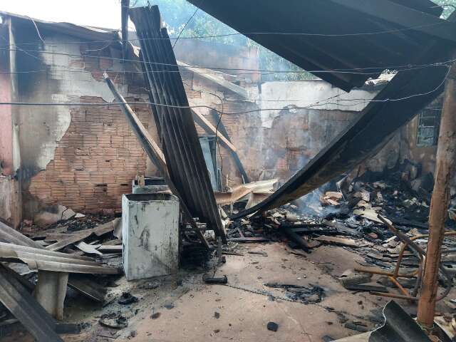 Inc&ecirc;ndio destr&oacute;i &quot;ganha p&atilde;o&quot; de lavadeira no Bairro Nova Lima