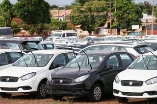 Carros disponíveis para venda e aluguel em garagem de Campo Grande (Foto: Henrique Kawaminami)