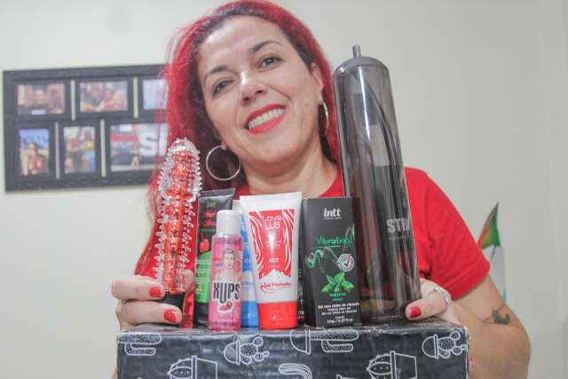Professora cria sex shop e vai até rodovia vender a caminhoneiros