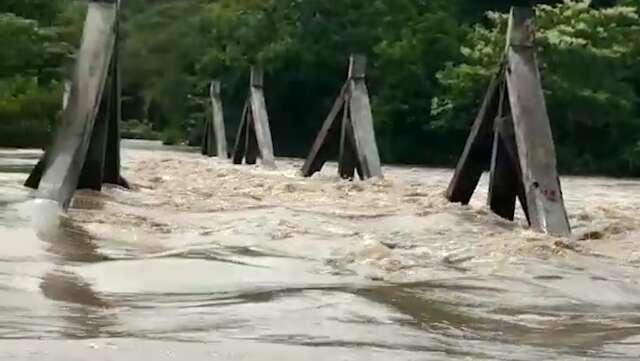 Em alerta, n&iacute;vel do Rio Coxim sobe e ponte segue submersa