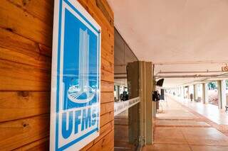 Placa em corredor da Cidade Universitária da UFMS (Foto: Henrique Kawaminami | Arquivo)