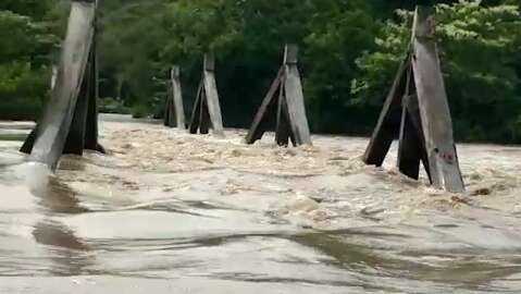 Em alerta, nível do Rio Coxim sobe e ponte segue submersa
