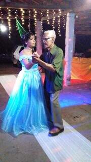 Dançando a valsa com o avô. (Foto: Arquivo Pessoal)