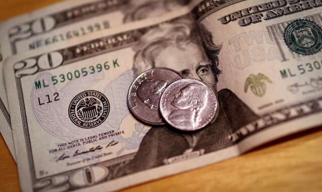D&oacute;lar interrompe quedas e fecha praticamente est&aacute;vel