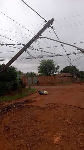 Trator enrosca em fia&ccedil;&atilde;o, derruba poste e deixa moradores sem energia 