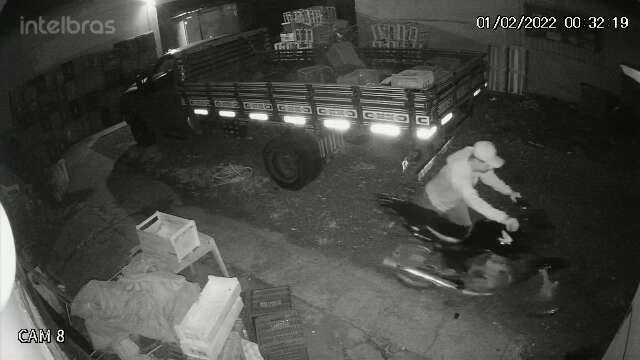 Motociclista sofre acidente e tem moto furtada ao guardar em estacionamento