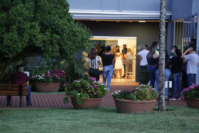 Inconsol&aacute;veis, familiares se despedem de jovem morto em acidente
