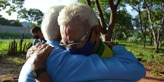 Abraço apertado, dos irmãos que não se viam há mais de 70 anos. (Foto: Leonardo Cabral/Diário Corumbaense)