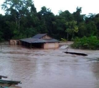 Casa em propriedade rural nas margens do Rio Coxim, próximo da ponte de concreto na MS-142, ficou submersa. (Foto: Reprodução/Infoco MS)