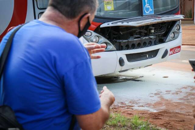 Princ&iacute;pio de inc&ecirc;ndio em &ocirc;nibus do transporte coletivo assusta passageiros