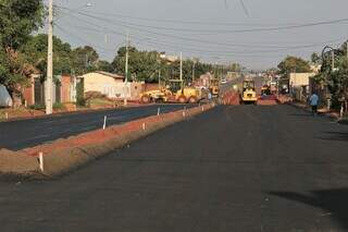 Obra de asfalto em rua do Bairro Nova Lima. (Foto: Denilson Secreta/Prefeitura)