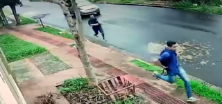 Imagem de câmera de monitoramento mostra jovem fugindo de assaltante (Imagem: Reprodução)