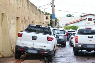 Picape estacionada na calçada, impedindo a livre circulação dos pedestres. (Foto: Henrique Kawaminami)