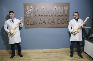 À esquerda, Doutor Marcel Honda ao lado do também proprietário da Harmony, Doutor Waldemar Pereira. (Foto: Paulo Francis)