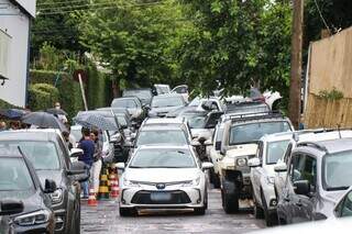 Ninguém passa: rua e calçada em frente à escola no Bairro Antônio Vendas é tomada por carros. (Foto: Henrique Kawaminami)