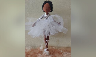 Boneca no estilo bailarina com vestido e sapatilhas brancas (Foto: Arquivo pessoal)