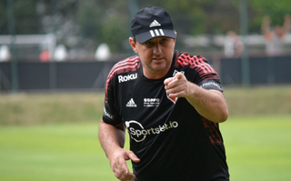 Rogério Ceni, técnico do São Paulo, passa orientações durante treino. (Foto: Divulgação)
