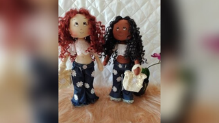 As bonecas são costuradas apenas com uma das mãos de dona Lúcia (Foto: Arquivo Pessoal)