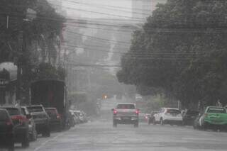 Registro de chuva leve na rua Rio Grande do Sul, na região central de Campo Grande (Foto: Marcos Maluf)