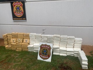 Tabletes de cocaína encontrados no fundo falso do caminhão. (Foto: Polícia Federal)