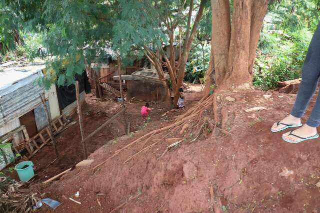 Alerta de chuva forte preocupa favela em que morro amea&ccedil;a desabar 