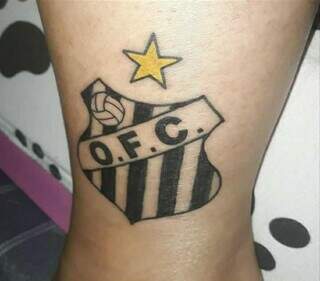 Torcedora eternizou paixão pelo Operário com tatuagem do brasão do time no tornozelo. (Foto: Divulgação)