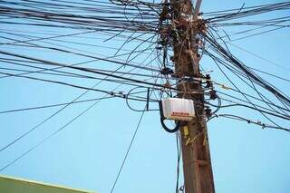 Rede elétrica em que homem morreu eletrocutado, quando consertava trailer. (Foto: Henrique Kawaminami)