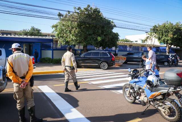 Risco de multa enquadra pais, mas caos reina na porta de escola sem fiscaliza&ccedil;&atilde;o